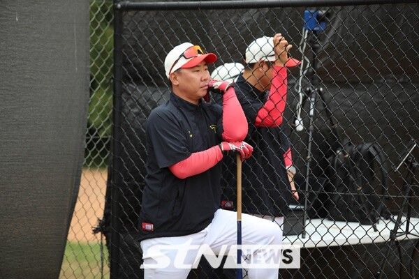 이범호 감독이 선수들의 훈련을 지켜보고 있다. 사진┃KIA 타이거즈