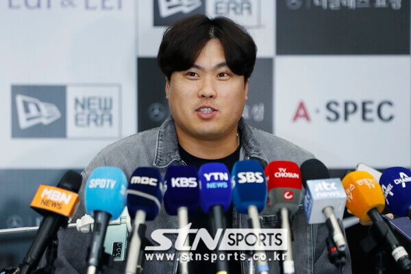 팔꿈치 수술 후 재기에 성공한 류현진이 18일 인천국제공항을 통해 귀국해 취재진 질문에 답변하고 있다. 사진┃뉴시스