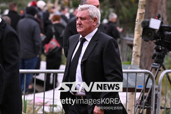 영국 매체 ‘데일리 메일’은 20일 “뉴캐슬 유나이티드 감독 출신 브루스가 대한민국 대표팀 사령탑을 원한다. 사우디아라비아에서도 관심을 보이는 중이다”고 전했다. 프리미어리그(PL), 챔피언십 등 영국 무대에서 활동한 노장 베테랑 지도자다. 1,019경기를 지휘했다. 385승 250무 384패를 기록했고, 1,315득점 1,303실점을 기록했다. 경기당 평균 평점은 1.38점이다. 대한민국과 인연이 있다. 위건 감독 당시 조원희를 영입했고 선덜랜드에서는 지동원을 품었다. 뉴캐슬에서는 기성용과 한솥밥을 먹기도 했다. 사진┃게티이미지코리아