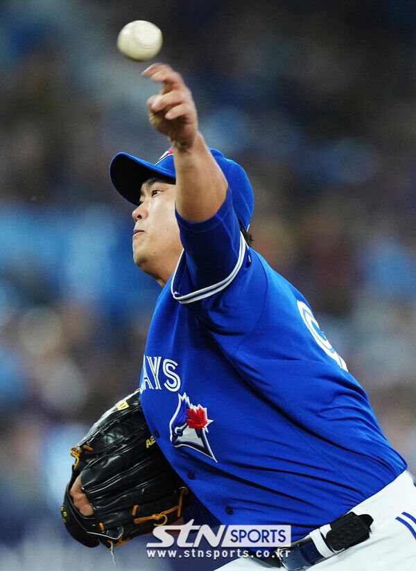 토론토 블루제이스의 류현진이 1일(현지시각) 캐나다 토론토의 로저스센터에서 열린 2023 메이저리그 볼티모어 오리올스와의 경기 1회 초 투구하고 있다. 사진┃뉴시스/AP