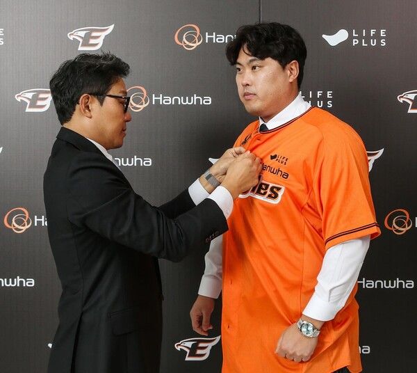 한화이글스 유니폼을 입는 류현진. 사진┃한화 이글스