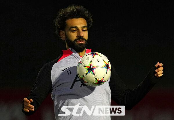 모하메드 살라의 사우디아라비아 리그 이적설이 또 떴다. 축구 이적시장 소식통 ‘풋볼 트랜스퍼’는 23일 “사우디아라비아의 알 이티하드는 다가오는 여름 이적시장에서 손흥민과 모하메드 살라 영입을 위해 관심을 쏟는 중이다”고 전했다. 사진┃뉴시스/AP