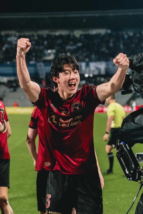 미트윌란은 26일 오전 2시(한국시간) 덴마크 오르후스에 위치한 세레스 파크 아레나에서 치러진 오르후스와의 2023/24시즌 덴마크 수페르리가 19라운드 경기에서 3-2 극적인 승리를 거뒀다. 조규성은 동점골, 이한범은 역전골로 존재감을 과시했다. 사진┃미트윌란