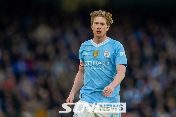 프리미어리그(PL)의 패스 마법사 케빈 데 브라위너도 사우디아라비아 리그의 주요 타깃이다. 꾸준하게 영입을 추진했는데 다가오는 여름 이적시장에서도 러브콜을 보낼 분위기다.&nbsp;데 브라이너는 2025년 6월 맨시티와 계약이 종료되는데 계약 연장 협상이 진전이 없는 상황이다. 사진┃뉴시스/AP