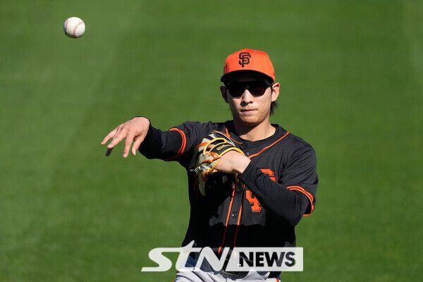 샌프란시스코 자이언츠의 이정후가 19일(현지시각) 미 애리조나주 스코츠데일에서 열린 스프링캠프에 참여해 공 받기를 하며 몸을 풀고 있다. 사진┃뉴시스/AP