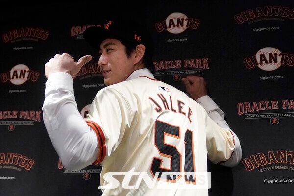 이정후가 15일(현지시간) 미 캘리포니아주 샌프란시스코의 오라클파크에서 열린 샌프란시스코 자이언츠 입단 기자회견을 하면서 샌프란시스코 유니폼을 입고 기념 촬영을 하고 있다. 이정후는 키움 히어로즈 시절 쓰던 등번호 '51'이 새겨진 샌프란시스코 유니폼을 입었다.&nbsp;사진┃뉴시스/AP