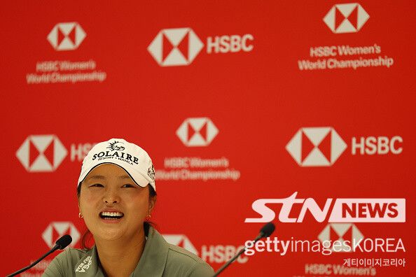 29일(이하 한국시각)부터 나흘간 싱가포르 센토사섬 센토사 골프클럽 탕종코스(파72·6749야드)에서 열리는 LPGA투어 HSBC위민스 월드 챔피언십(총상금 180만 달러)에 출전하는 고진영이 대회에 앞서 기자회견에 참석한 모습이다. 사진┃게티이미지코리아
