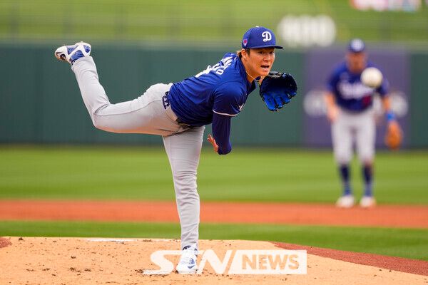 29일(한국 시간) 미국 애리조나 서프라이즈 스타디움에서 열린 LA 다저스와 텍사스 레인저스 간의&nbsp;메이저리그 시범경기가 열렸다. 일본인 투수 야마모토 요시노부는 선발 등판해 2이닝 동안 무실점 완벽투를 선보이면서 화려하게 데뷔전을 치렀다. 사진┃뉴시스/AP