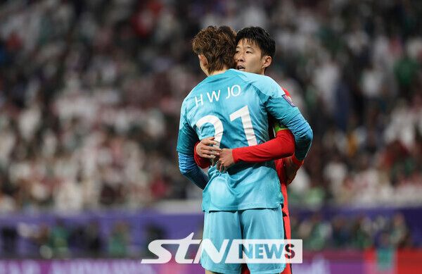 승부차기 승리 이후 조현우와 포옹하는 손흥민. 사진┃뉴시스