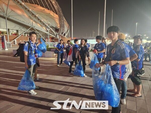 지난해 11월 카타르 도하 알라얀에 위치한 칼리파 국제 경기장에서 '2022 국제축구연맹(FIFA) 카타르 월드컵' E조 1차전이 열렸다. 일본 원정팬이 경기를 마치고 쓰레기를 들고 나와 승리의 기쁨을 누리고 있다. 사진(도하)｜이상완 기자