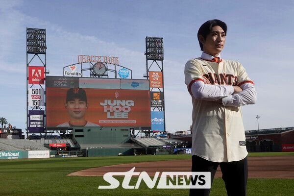 15일(현지시간) 미 캘리포니아주 샌프란시스코의 오라클파크에서 열린 샌프란시스코 자이언츠 입단 기자회견을 하면서 샌프란시스코 유니폼을 입고 기념 촬영을 하고 있다. 이정후는 키움 히어로즈 시절 쓰던 등번호 '51'이 새겨진 샌프란시스코 유니폼을 입었다. 사진┃뉴시스/AP