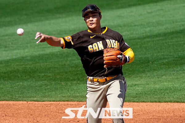 샌디에이고 파드리스의 김하성이 24일(현지시간) 미 애리조나주 템피의 디아블로 스타디움에서 열린 메이저리그(MLB) LA에인절스와의 시범경기 2회 말 수비에 앞서 몸을 풀고 있다. 김하성은 4타수 무안타 2삼진을 기록했고 팀은 3-0으로 승리했다. 사진┃뉴시스/AP