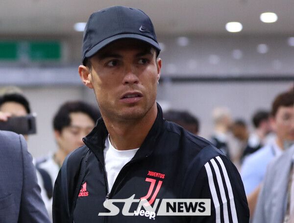 팬들의 야유 속 상암월드컵경기장을 떠나는 크리스티아누 호날두. 사진┃뉴시스