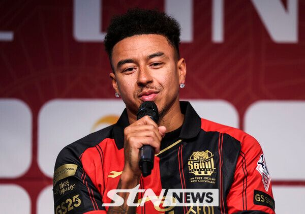 잉글랜드 축구 국가대표 출신 제시 린가드가 8일 서울 마포구 서울월드컵경기장에서 열린 FC서울 입단 기자회견에서 질문에 답하고 있다. 사진┃뉴시스