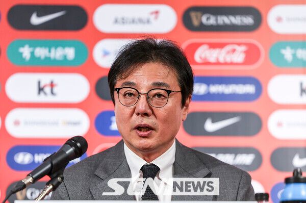 황선홍 대한민국 축구대표팀 임시 감독이 11일 서울 종로구 축구회관에서 3월 A대표팀 및 올림픽대표팀 소집 명단을 발표하고 있다. 사진┃뉴시스