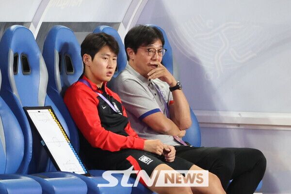 21일 중국 진화 스포츠 스타디움에서 열린 2022 항저우 아시안게임 남자축구 조별리그 E조 2차전 한국 대 태국 경기에 앞서 대한민국 황선홍 감독이 이강인과 대화를 하고 있다. 사진┃뉴시스