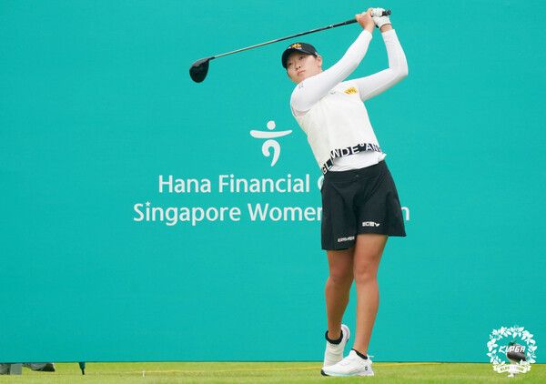방신실(20·KB금융그룹)이 KLPGA 투어 2024시즌 첫 대회인&nbsp;‘하나금융그룹 싱가포르 여자오픈(총상금 110만 싱가포르 달러)' 최종라운드 1번 홀(파4)에서 '힘찬' 드라이버 티샷을 날리고 있다. 사진┃KLPGA