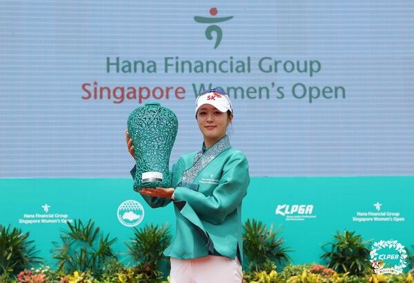 KLPGA 투어 2024시즌 첫 대회인&nbsp;‘하나금융그룹 싱가포르 여자오픈(총상금 110만 싱가포르 달러)'에서 김재희(23·SK텔레콤)가 최종합계 17언더파 271타를 쳐&nbsp; 정규투어 91번째 출전 대회에서 우승컵을 들어 올렸다. 사진┃KLPGA