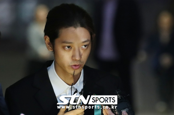 성폭력범죄의 처벌 등에 관한 특례법 위반(카메라 등 이용 촬영) 혐의를 받고 있는 가수 정준영이 15일 새벽 서울지방경찰청 광역수사대에서 피의자 신분으로 조사를 받은 후 귀가하던 중 취재진의 질문을 받고 있다.