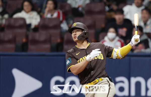 18일 서울 구로구 고척스카이돔에서 열린 MLB 서울시리즈 샌디에이고 파드리스와 LG 트윈스의 연습경기, 6회초 샌디에이고 김하성이 투런 홈런을 날리고 있다. 사진┃뉴시스