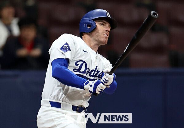 17일 서울 고척스카이돔에서 미국프로야구(MLB) 공식 개막시리즈를 앞두고 열린 로스앤젤레스(LA) 다저스 대 키움 히어로즈 연습 경기. LA 다저스 프레드 프리먼이 1회초 2사에 솔로홈런을 친 뒤 타구를 바라보고 있다. 사진┃뉴시스/공동취재