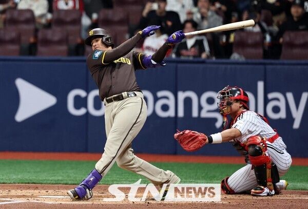 18일 서울 구로구 고척스카이돔에서 열린 MLB 서울시리즈 샌디에이고 파드리스와 LG 트윈스의 연습경기, 샌디에이고 매니 마차도가 2루타를 치고 있다. 사진┃뉴시스