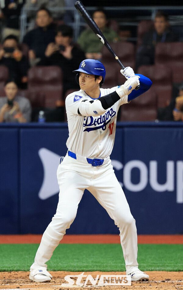 오타니 쇼헤이(LA 다저스)가 17일 서울 고척스카이돔에서 열린 로스앤젤레스(LA) 다저스와 키움 히어로즈의 미국프로야구(MLB) 서울시리즈 연습경기 2회초 1사 3루 상황에서 타격을 준비하고 있다. 사진┃뉴시스/공동취재