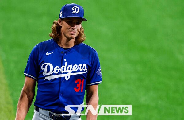 16일 서울 구로구 고척스카이돔에서 열린 메이저리그(MLB) 월드투어 서울시리즈에 참가하는 LA다저스와 샌디에이고 파드리스 유소년 클리닉에서 LA다저스 타일러 글라스노우가 훈련을 바라보고 있다. 사진┃뉴시스