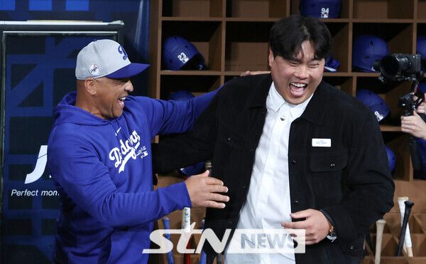 한화 류현진이 20일 서울 고척스카이돔에서 열린 미국프로야구(MLB) 공식 개막전 LA 다저스 vs 샌디에이고 파드리스 1차전 경기 시작 전 LA 더그아웃을 방문해 다저스 시절 4년간 함께한 데이브 로버츠 LA 다저스 감독과 만나 인사를 나누고 있다. 사진┃뉴시스