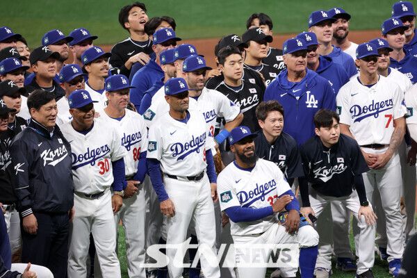 18일 서울 구로구 고척스카이돔에서 MLB 서울시리즈 개막전을 앞두고 열린 팀 코리아와 LA 다저스의 스페셜 경기를 마친 양팀 선수들이 기념사진을 촬영하고 있다. 사진┃뉴시스