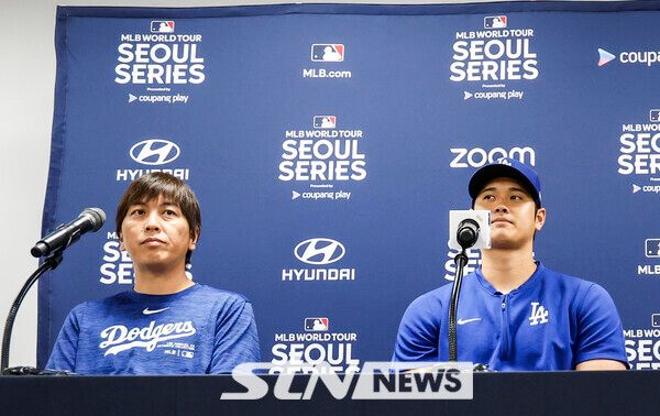 16일 서울 구로구 고척스카이돔에서 열리는 메이저리그(MLB) 월드투어 서울시리즈에 참가하는 LA다저스 오타니 쇼헤이와 통역 미즈하라 잇페이(왼쪽)가 기자회견에 참석해 있다. 사진┃뉴시스