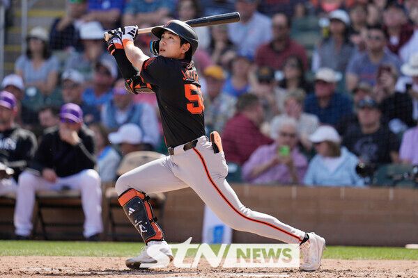 샌프란시스코 자이언츠의 이정후가 4일(현지시각) 미 애리조나주 스코츠데일의 솔트리버 필즈 앳 토킹 스틱에서 열린 2024 메이저리그(MLB) 콜로라도 로키스와 시범 경기 4회 무사 1,3루에서 적시타를 치고 있다. 이정후는 2타수 1안타 1볼넷 1타점을 기록했고 팀은 10-12로 패했다. 사진┃뉴시스/AP