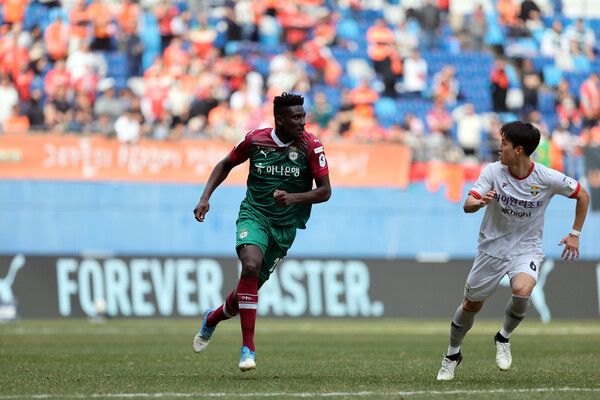 대전하나시티즌이 30일 오후 2시 인천축구전용구장에서 열리는 ‘하나은행 K리그1 2024’ 4라운드에서 인천유나이티드와 맞붙는다. 토고 국가대표 출신 공격수 음라파가 골을 넣고 환호하고 있다. 사진┃대전하나시티즌