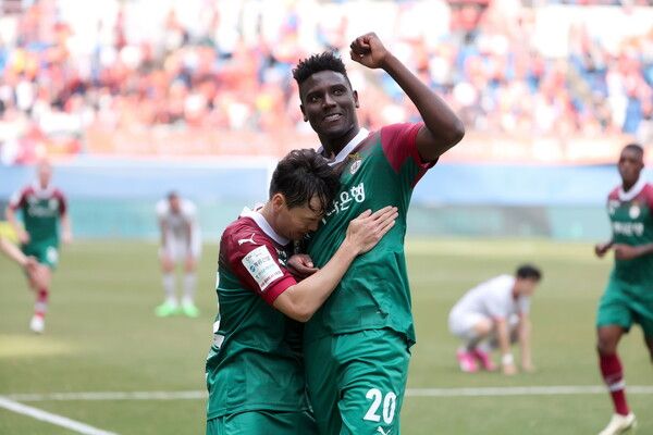 대전하나시티즌이 30일 오후 2시 인천축구전용구장에서 열리는 ‘하나은행 K리그1 2024’ 4라운드에서 인천유나이티드와 맞붙는다. 토고 국가대표 출신 공격수 음라파가 골을 넣고 환호하고 있다. 사진┃대전하나시티즌