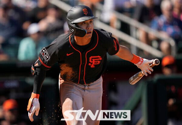 샌프란시스코 자이언츠의 이정후가 3일(현지시각) 미 애리조나주 굿이어볼파크에서 열린 2024 메이저리그(MLB) 클리블랜드 가디언스와의 시범경기 2회 1루 땅볼을 기록하고 있다. 이정후는 2타수 1안타 1타점 1득점 1볼넷 1도루를 기록했다. 사진┃뉴시스/AP