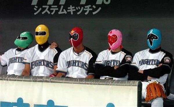 신조 감독이 현역 시절 코스프레한 장면. 사진┃닛폰햄 SNS