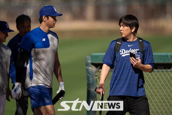 LA 다저스 오타니 쇼헤이의 통역사 미즈하라 이페이가 불법 도박과 횡령 혐의로 20일(현지시각) 구단으로부터 해고됐다. 미국 LA타임스는 “오타니의 통역사가 불법 도박을 벌이다 오타니의 자금에 손을 댄 혐의로 해고됐다”라고 보도했다. 사진은 지난달 12일 애리조나주 피닉스에서 미즈하라(오른쪽)가 오타니의 타격 훈련장에 동행한 모습. 사진┃뉴시스/AP