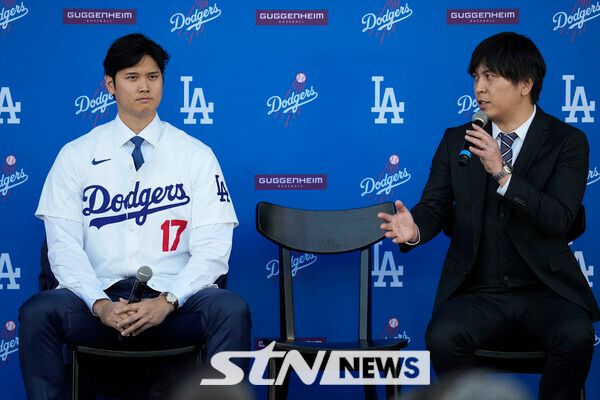 LA 다저스 오타니 쇼헤이의 통역사 미즈하라 이페이가 불법 도박과 횡령 혐의로 20일(현지시각) 구단으로부터 해고됐다. 미국 LA타임스는 “오타니의 통역사가 불법 도박과 횡령 혐의로 해고됐다”라고 보도했다. 사진은 지난해 12월 14일 LA 다저스타디움에서 열린 기자회견에서 오타니(왼쪽)와 통역사 미즈하라가 질문에 답하는 모습. 사진┃뉴시스/AP