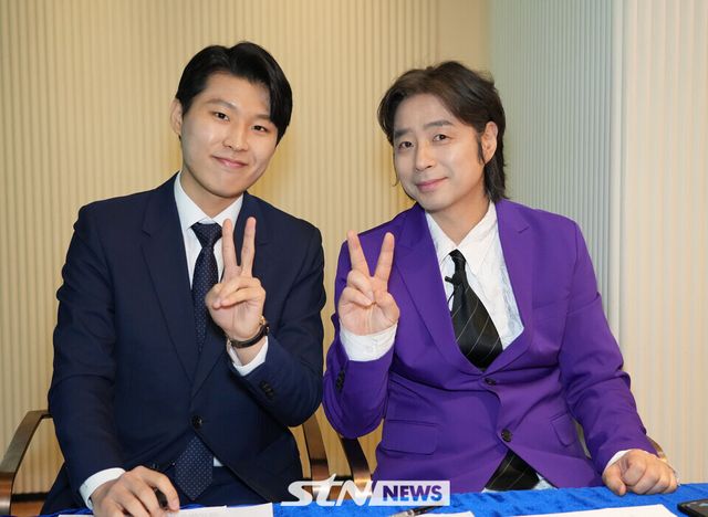 ‘재주꾼’ 개그맨 차승환이 15일 서울시 금천구 소재 ‘더 지네이션 VIP룸’에서 진행된 제1회 '스크린 골프 나눔 대회'에서 중계 해설을 맡으면서 스포츠 해설 위원으로 새로운 시작을 도전하고 있다.(사진 우측부터 김도영 아나운서, 개그맨 차승환). 사진┃대회 조직위