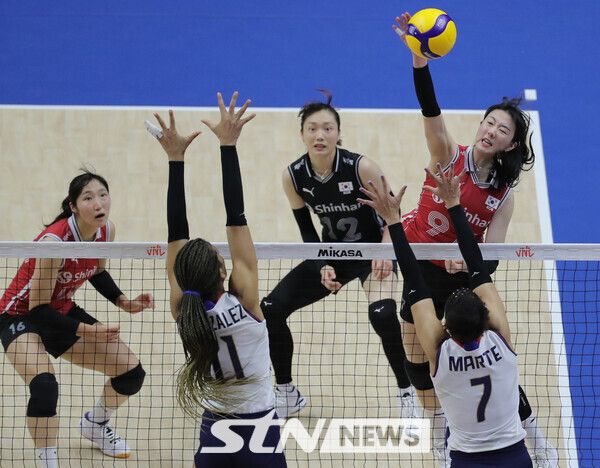 29일 오후 경기 수원시 서수원칠보체육관에서 열린 2023 국제배구연맹(FIVB) 발리볼네이션스리그(VNL) 3주차 여자배구 대한민국 대 도미니카공화국의 경기, 1세트 대한민국 강소휘가 스파이크 공격을 시도하고 있다. 사진┃뉴시스