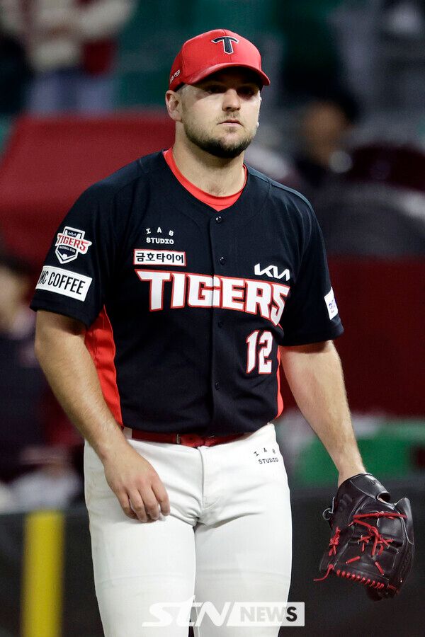 17일 인천 미추홀구 SSG 랜더스필드에서 열린 2024 KBO 리그 KIA 타이거즈 대 SSG 랜더스의 경기, 5회말 KIA 선발 크로우가 무실점으로 막은 뒤 덕아웃으로 들어오고 있다. 사진┃뉴시스