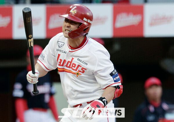 17일 인천 미추홀구 SSG 랜더스필드에서 열린 2024 KBO 리그 KIA 타이거즈 대 SSG 랜더스의 경기, 1회말 2사 주자없는 상황 SSG 최정이 KIA 선발 크로우에게 몸에 맞는 볼을 맞고 고통스러워하고 있다. 사진┃뉴시스