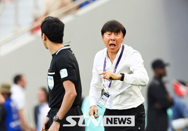 신태용 인도네시아 축구대표팀 감독이 24일(현지시간) 카타르 도하 알투마마 스타디움에서 열린 아시아축구연맹(AFC) 2023 카타르 아시안컵 D조 조별예선 3차전 일본 대 인도네시아의 경기에서 전술지시를 하고 있다. 사진┃뉴시스