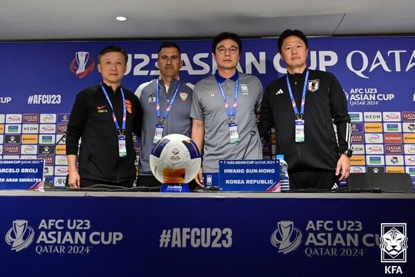 U-23 축구대표팀 감독이 15일 카타르 도하 칼리파 인터네셔널 스타디움에서 열린 2024 AFC U-23 아시안컵 B조 4개국 감독 기자회견. 이날 기자회견에는 청야오둥 중국 감독, 마르셀로 브롤리 UAE 감독, 황 감독, 오이와 일본 감독이 참석했다. 사진┃KFA