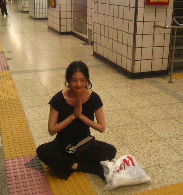 배우 한소희가 지하철 바닥으로 보이는 장소에서 앉아 명상을 하는 듯한 포즈를 취하고 있다. 사진┃한소희 SNS