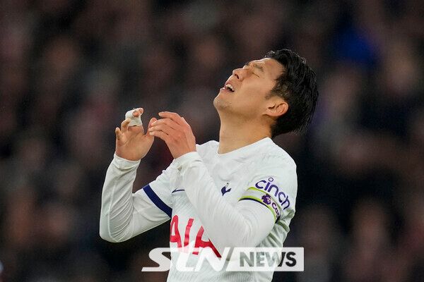 토트넘 홋스퍼의 손흥민이 2일(현지시각) 영국 런던 스타디움에서 열린 2023-24 잉글랜드 프리미어리그(EPL) 31라운드 웨스트햄 유나이티드와 경기 중 득점 기회를 놓치며 아쉬워하고 있다. 손흥민은 공격 포인트를 올리지 못했고 팀은 1-1로 비겼다. 사진┃뉴시스/AP