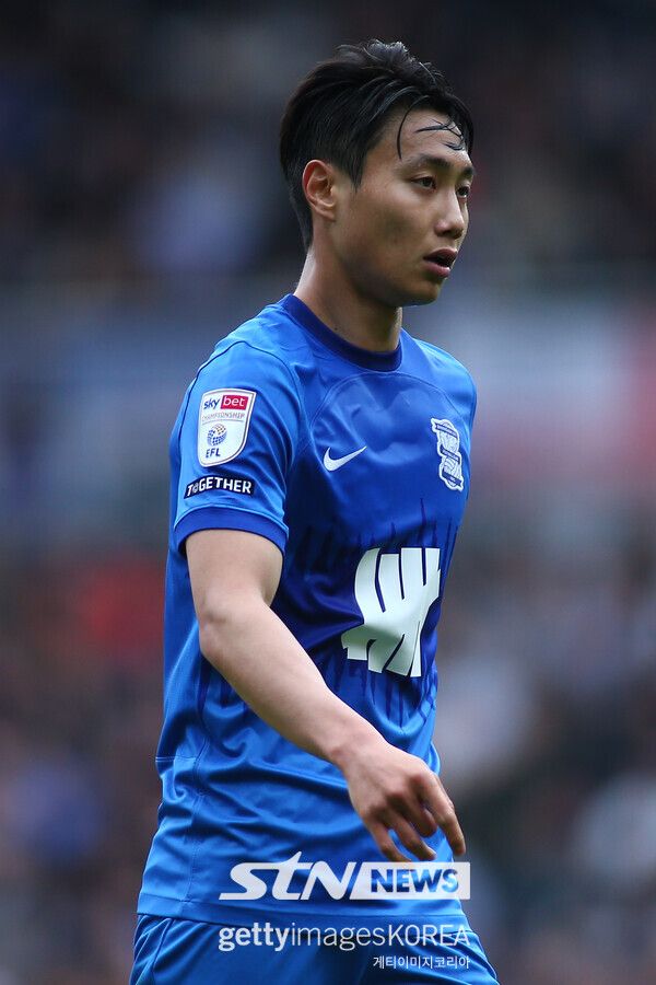 버밍엄 시티의 백승호. 합류 6개월 만에 다른 팀의 관심을 받는 중이다. 영국 매체 ‘풋볼 인사이더’는 22일 “선덜랜드가 다가오는 여름 이적시장을 통해 백승호 영입을 계획 중이다”고 전했다. ‘풋볼 리그 월드’는 “선덜랜드는 다가오는 여름 백승호 영입을 준비한다. 지난 1월 놓친 후 이번에도 관심을 보이는 중이다. 다시 노력할 것이다”고 조명했다.&nbsp;이어 “버밍엄 시티가 강등된다면 선덜랜드의 백승호 영입 의지는 큰 힘을 얻을 것이다. 높은 수준의 경험이 풍부한 선수를 보유할 수 있다”고 기대감을 드러냈다. 사진┃게티이미지코리아