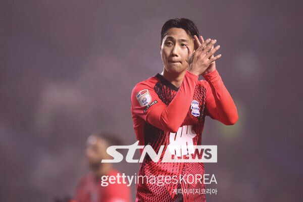 버밍엄 시티의 백승호. 합류 6개월 만에 다른 팀의 관심을 받는 중이다. 영국 매체 ‘풋볼 인사이더’는 22일 “선덜랜드가 다가오는 여름 이적시장을 통해 백승호 영입을 계획 중이다”고 전했다. ‘풋볼 리그 월드’는 “선덜랜드는 다가오는 여름 백승호 영입을 준비한다. 지난 1월 놓친 후 이번에도 관심을 보이는 중이다. 다시 노력할 것이다”고 조명했다.&nbsp;이어 “버밍엄 시티가 강등된다면 선덜랜드의 백승호 영입 의지는 큰 힘을 얻을 것이다. 높은 수준의 경험이 풍부한 선수를 보유할 수 있다”고 기대감을 드러냈다. 사진┃게티이미지코리아