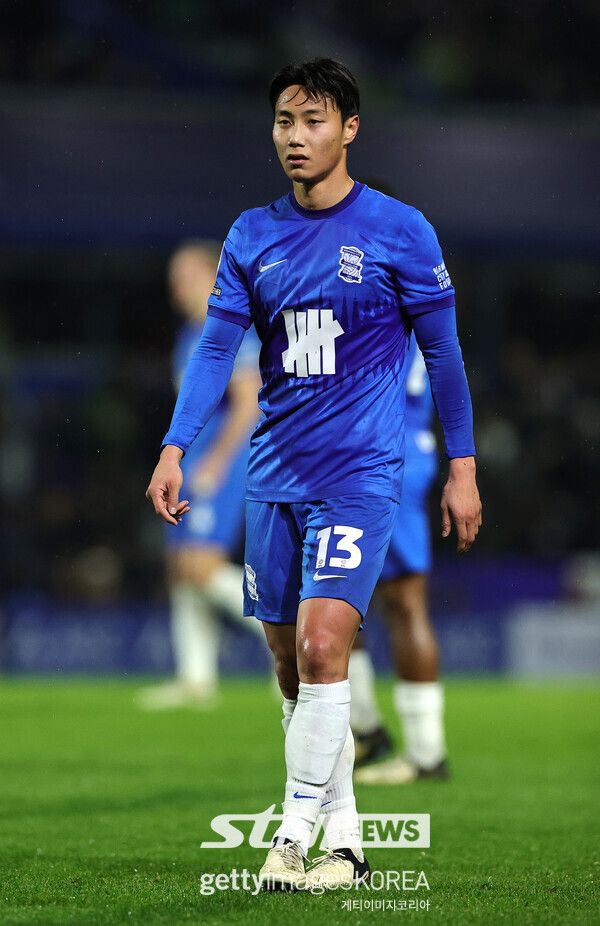 버밍엄 시티의 백승호. 합류 6개월 만에 다른 팀의 관심을 받는 중이다. 영국 매체 ‘풋볼 인사이더’는 22일 “선덜랜드가 다가오는 여름 이적시장을 통해 백승호 영입을 계획 중이다”고 전했다. ‘풋볼 리그 월드’는 “선덜랜드는 다가오는 여름 백승호 영입을 준비한다. 지난 1월 놓친 후 이번에도 관심을 보이는 중이다. 다시 노력할 것이다”고 조명했다.&nbsp;이어 “버밍엄 시티가 강등된다면 선덜랜드의 백승호 영입 의지는 큰 힘을 얻을 것이다. 높은 수준의 경험이 풍부한 선수를 보유할 수 있다”고 기대감을 드러냈다. 사진┃게티이미지코리아