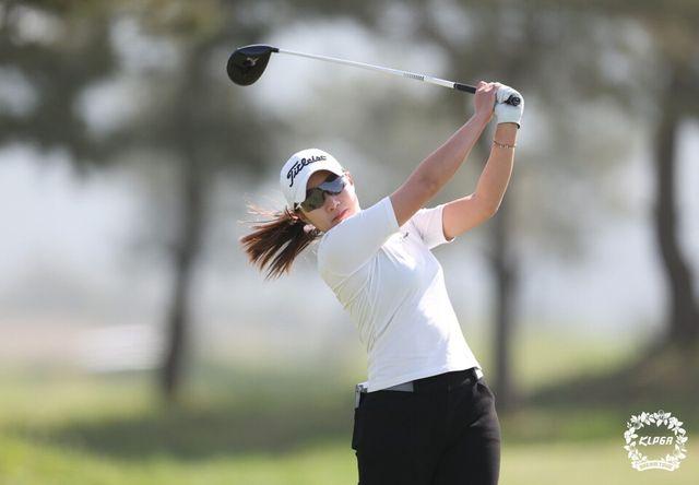 김지현3의 정확한 드라이버 티샷을 날리고 있다.&nbsp; 23일전라북도 군산에 위치한 군산 컨트리클럽(파72·6509야드)의 부안(OUT), 남원(IN) 코스에서 열린 ‘KLPGA 세기P&C·군산CC 드림투어 2024, 3차전(총상금 7천만 원)'에서 생애 첫 우승을 달성했다. 사진┃KLPGA